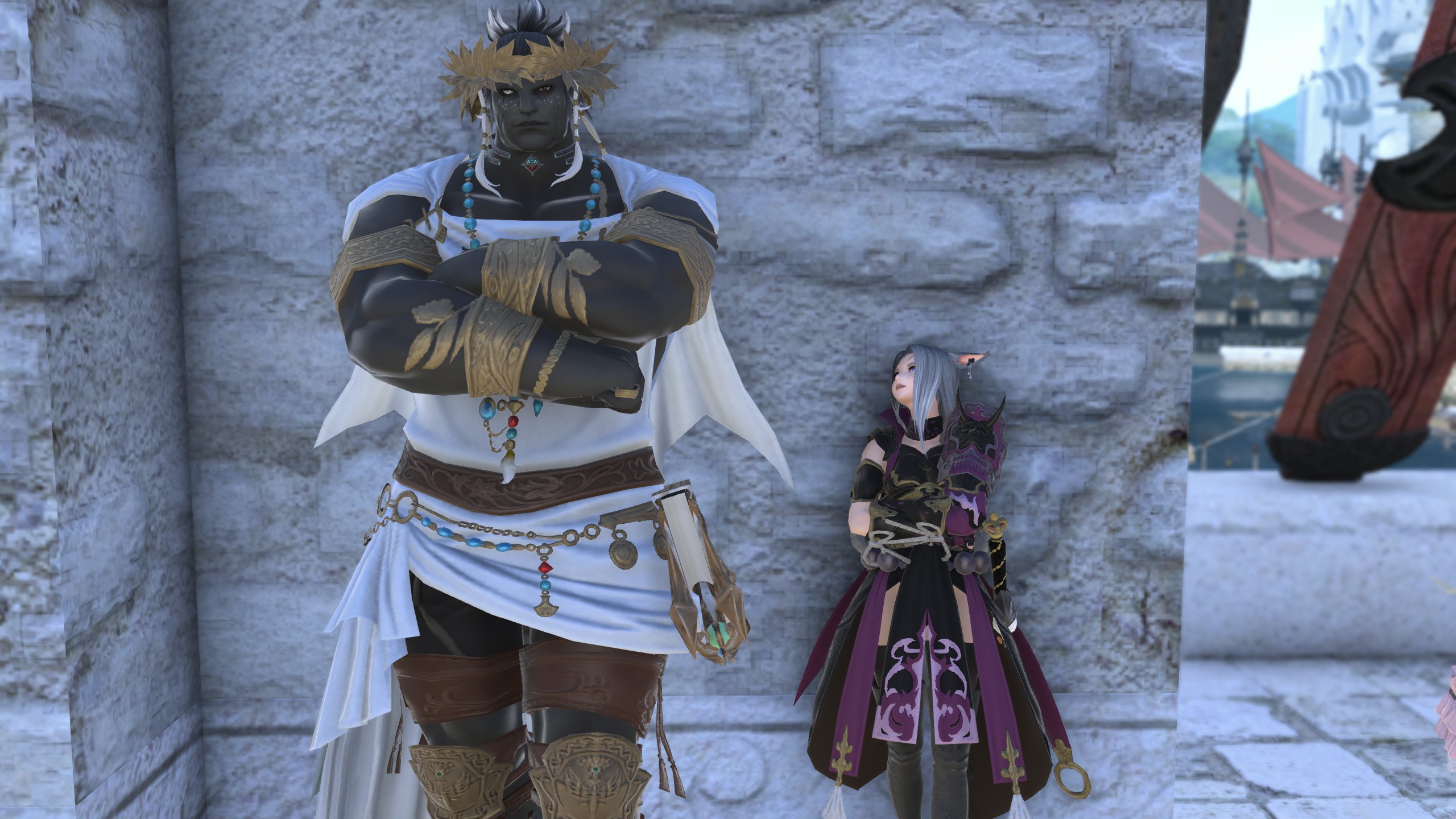 A male Roegaedyn and female Miqo'te lean against a wall in Limsa Lominsa.